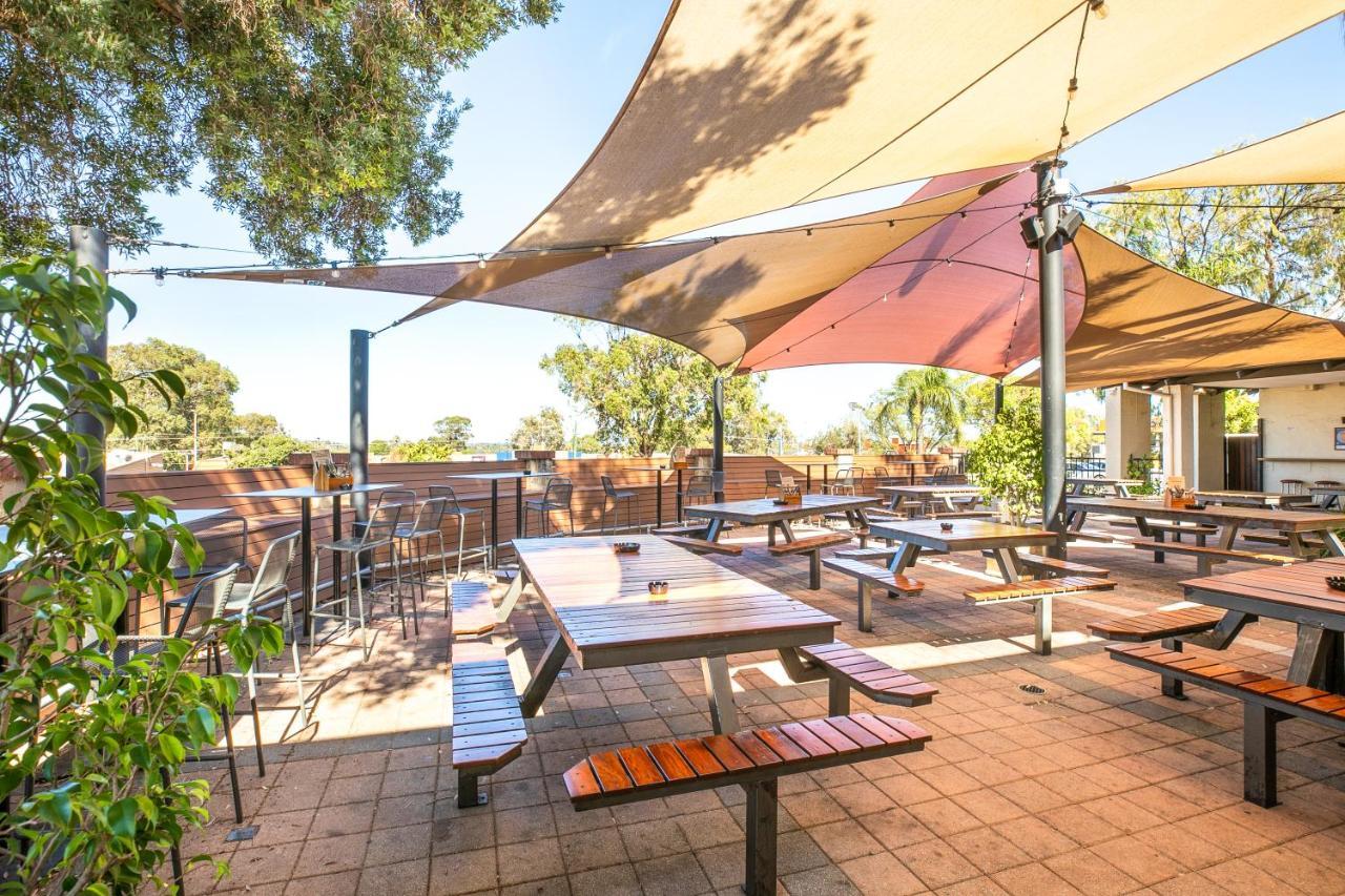 Nightcap At Wanneroo Tavern Exterior foto